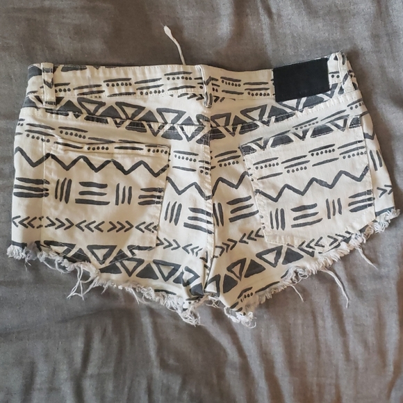 Billabong tribal print shorts - Picture 2 of 4